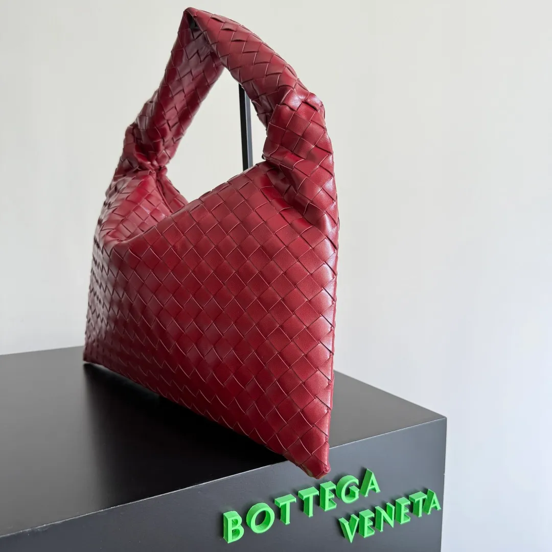 Batch 1960 It seems that this bag from BV has been popular recently ~ The new Hop is really not too beautiful. The whole bag has no seams. The bag body and handles are made of one piece of leather. It reflects the style and essence of Bottega Veneta. It truly represents craftsmanship and creativity. The large size has a very loose and lazy upper body. Big bag lovers will definitely not regret buying it. Style number: 796262 Size: 46*21*10cm